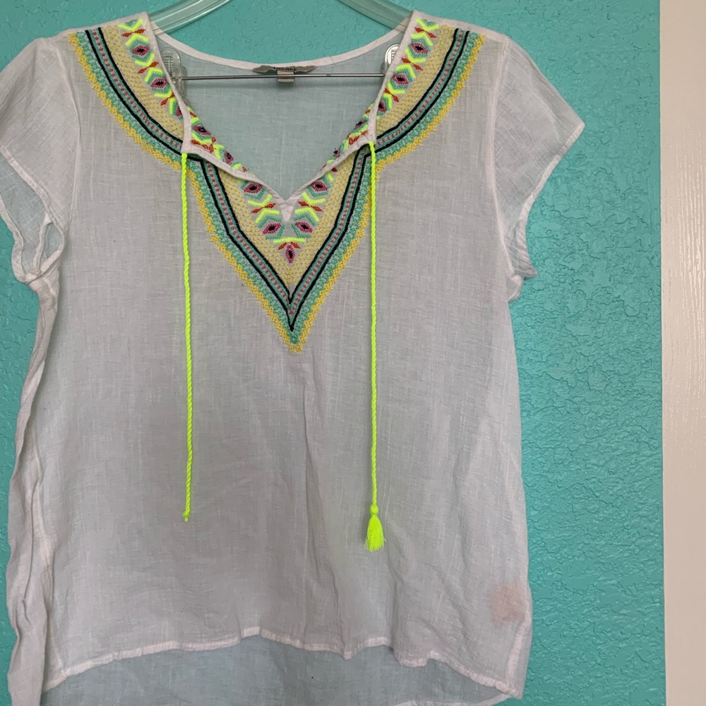 Decree Embroidered White Top - size Large